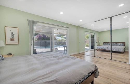 Oak Park Casa | Spacious 5-bedroom house in marvelous Oak Park with AC, pool, WiFi
