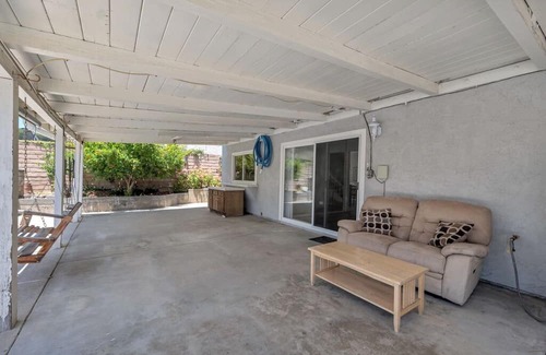 Oak Park Casa | Spacious 5-bedroom house in marvelous Oak Park with AC, pool, WiFi