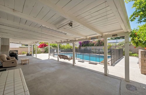 Oak Park Casa | Spacious 5-bedroom house in marvelous Oak Park with AC, pool, WiFi
