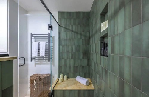 Becket Casa | Oak Forest Cabin: Enchanted Eden Among the Trees