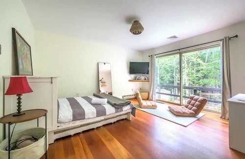 Becket Casa | Oak Forest Cabin: Enchanted Eden Among the Trees