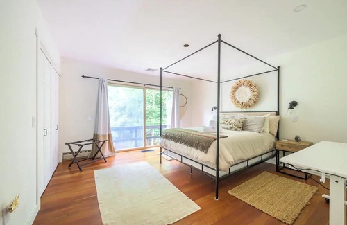 Becket Casa | Oak Forest Cabin: Enchanted Eden Among the Trees