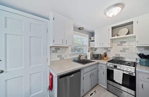 Wareham Cabaña | Charming 2-bedroom house in Swift Beach Wareham.