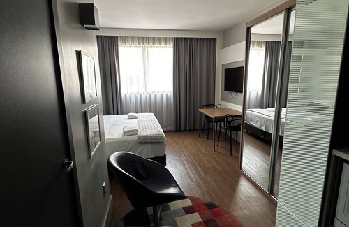 Agua Verde Apartamento | Studio completo no Batel, com cozinha, Wi-Fi e mesa para trabalho/refeições
