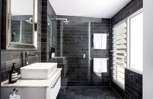 Cremorne Apartamento | Modern, private garden apartment. 5 mins from beach. Pet friendly!