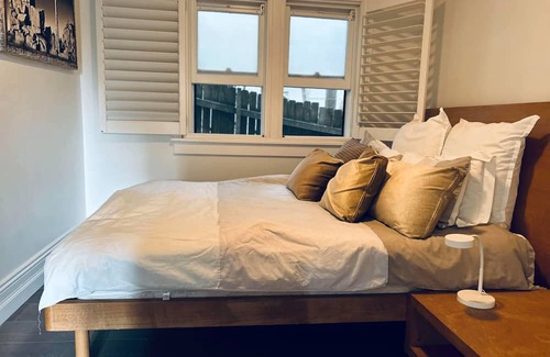 Cremorne Apartamento | Modern, private garden apartment. 5 mins from beach. Pet friendly!