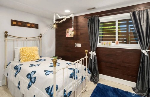 Burien Casa | The Rose Cliff House Water Views, Saltwater Spa, No Cleaning Fee, Lush Garden