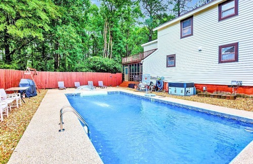 Martinez Casa | Modern 4 Bed Near Augusta: Pool, BBQ, Jacuzzi Tub