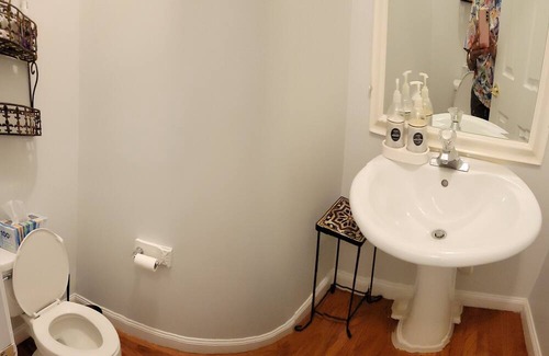 16th Street Heights Casa | Spacious 5-bedroom townhome in beautiful Washington with fitness room, WiFi