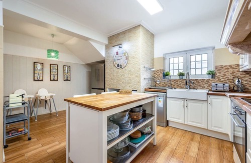 Parede Villa | Vintage Oasis in Carcavelos