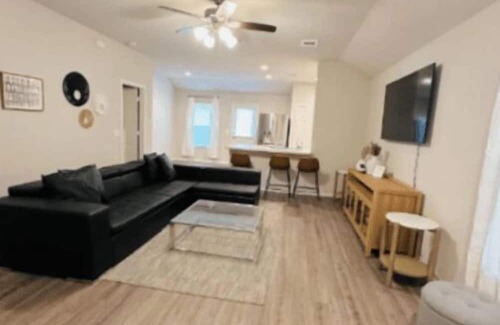Texas City Casa | Cozy 3 bedroom house with 6 beds, parking, Wi-Fi, pet friendly