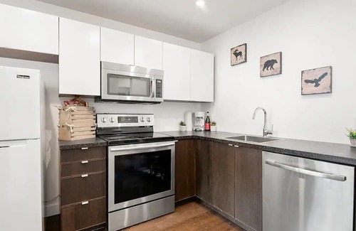 Whistler Creekside Condominio | Whistler Peak FREE parking, Pet Friendly, Backyard Lake - 5 Min Walk to Gondola