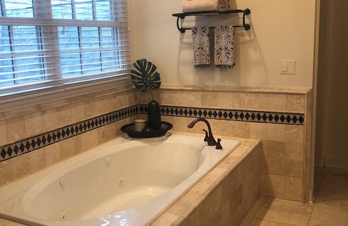 Naperville Casa | LivGolf Tournament-Large home walkable to downtown Naperville near Bolingbrook