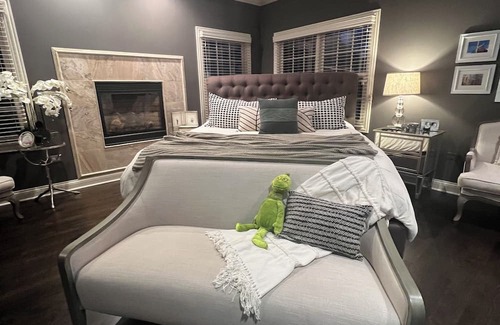 Naperville Casa | LivGolf Tournament-Large home walkable to downtown Naperville near Bolingbrook