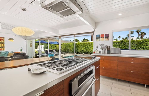 Sunmor Casa | Alexander Escape – Showpiece 3 BDR w/Private Pool, 5 Min to Downtown