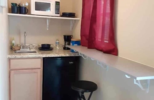 Cedar Hills Cabina | Cozy cabin with 1 bedroom and WiFi, AC in charming Jacksonville