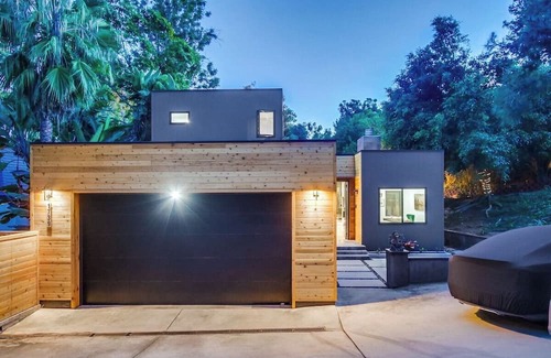 Fire Mountain Casa | A Zen Paradise - With Hot Tub and Pizza Oven