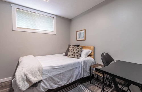Prince George Casa | Stylish & Modern room w/WiFI
