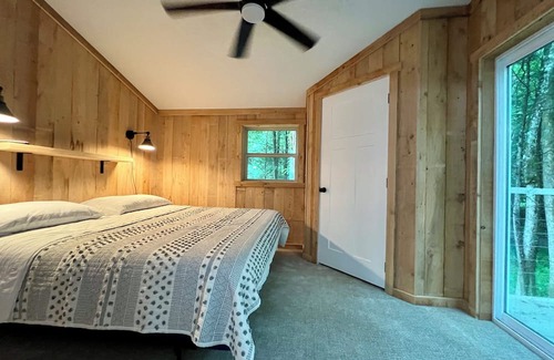 Muddy Pond Cabina | Secluded cabin beside private river, surrounded by peaceful nature