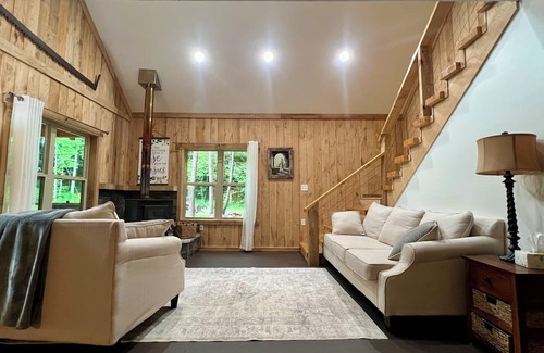 Muddy Pond Cabina | Secluded cabin beside private river, surrounded by peaceful nature