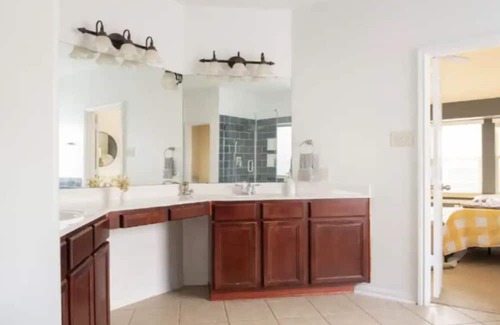 Barker Casa | Your home away from home, 6beds,Pool,Backyard,Parking,Pool table, pet friendly