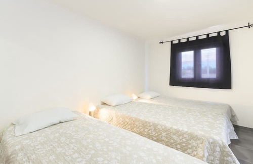 Sines Casa | Private bedroom 'Quarto Triplo 1' with Private Terrace and Wi-Fi