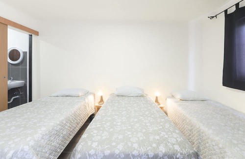 Sines Casa | Private bedroom 'Quarto Triplo 1' with Private Terrace and Wi-Fi
