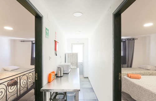 Sines Casa | Private bedroom 'Quarto Triplo 1' with Private Terrace and Wi-Fi