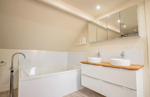 Quedgeley Casa | Guest Homes | Quinton House
