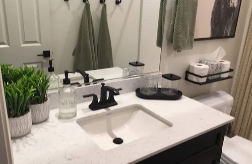 Ventura County Casa | Room in house with access to gym & pool, WiFi in beautiful Santa Paula