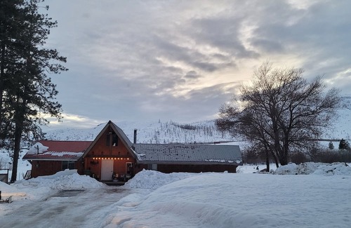 Okanogan County Cabina | Cabin retreat outside of Omak! Hunter's dream and offroad enthusiasts paradise!