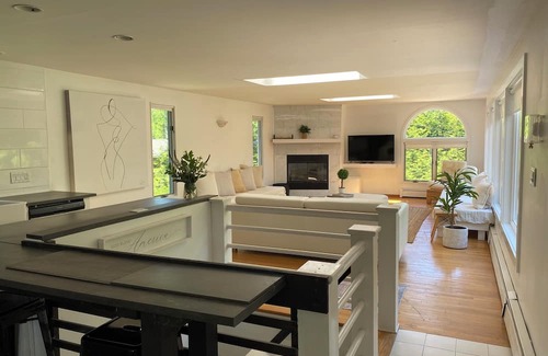Clearwater Beach Casa | Charming 4-bedroom house with AC and WiFi in peaceful East Hampton with pool