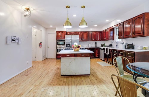 Fort Washington Casa | The Château Lux 4 bedrooms 2.5 baths, sleeps 8, 5min from MGM & National Harbor.