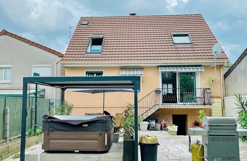 Le Blanc-Mesnil Casa | 2-bedroom house in enchanting Le Blanc-Mesnil with AC, WiFi, fitness room