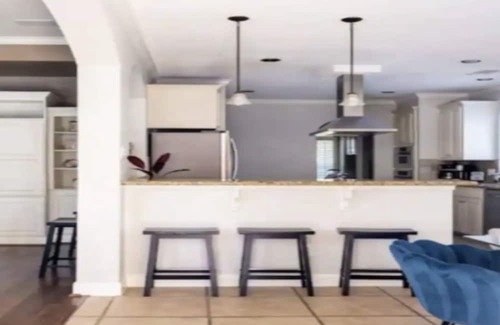 Barrett Casa | 12 beds, Pool, Parking, Large backyard, Pet friendly