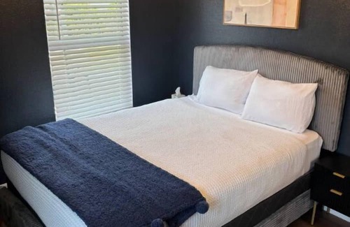 West Little River Casa | Stylish Miami Oasis: 3Bed, 2Bath with BBQ, Just 15min from the Beach.