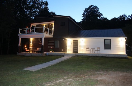 Luray Casa | Newly Renovated Riverfront w/Basketball/Pickleball court hi-speed Wi-Fi