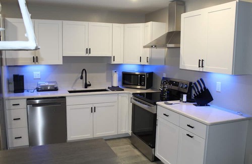 Luray Casa | Newly Renovated Riverfront w/Basketball/Pickleball court hi-speed Wi-Fi