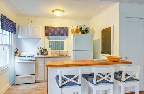 New Suffolk Cabaña | Enchanting North Fork Garden Cottage w/Water View