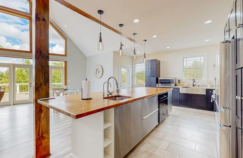 South Pittsburg Casa | Lakefront home with large deck, W/D & central AC