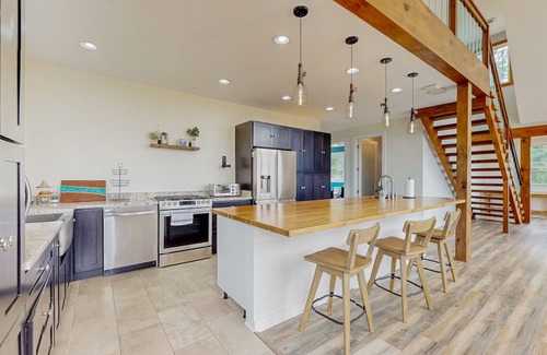 South Pittsburg Casa | Lakefront home with large deck, W/D & central AC