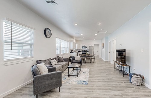 Miami Casa | Newly remodeled home near Route 66 w/WiFi, AC, Washer/Dryer