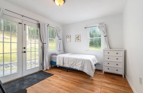 Summit Chalet De Esquí | Serene 4-bedroom chalet in Summit at 2100 feet elevation with mountain views