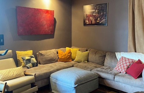 Grand Boulevard Casa | Charming 4-bedroom row home with AC, pool table, fitness room, WiFi in Chicago