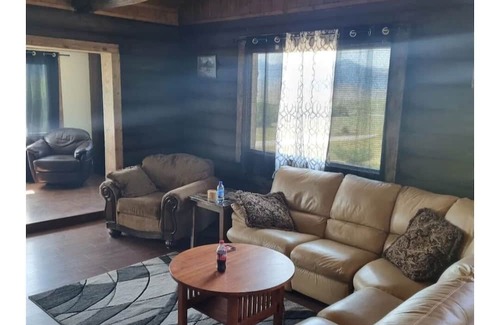 Fishtail Cabina | Private 4-bedroom cabin with WiFi, AC in awesome Nye,Mt. Many nearby attractions