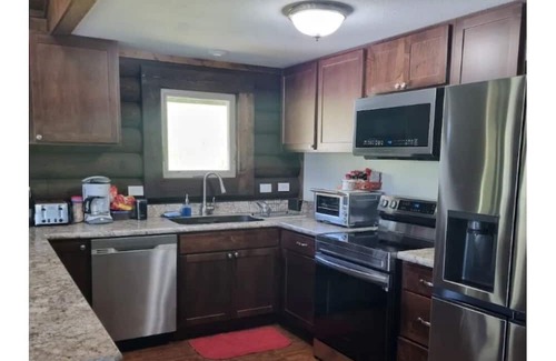 Fishtail Cabina | Private 4-bedroom cabin with WiFi, AC in awesome Nye,Mt. Many nearby attractions
