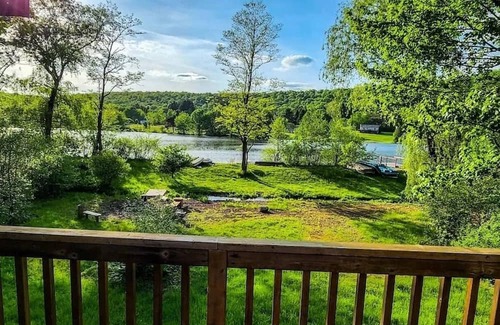 White Haven Cabina | LAKEFRONT w/HOT TUB, FIRE PIT, 5 MIN TO SKI /Sleeps 22/Pet Friendly