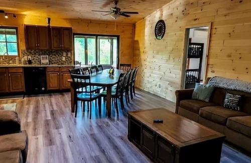 White Haven Cabina | LAKEFRONT w/HOT TUB, FIRE PIT, 5 MIN TO SKI /Sleeps 22/Pet Friendly