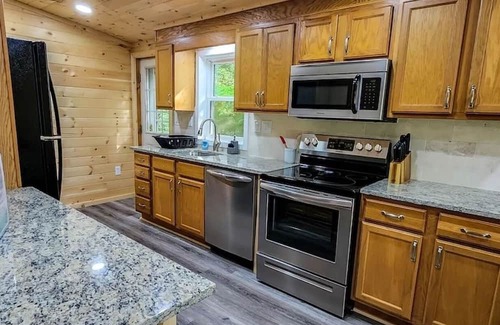 White Haven Cabina | LAKEFRONT w/HOTTUB/FIRE PIT/Arcade GAMES/5 MIN TO SKI/Sleeps 14+ Pet Friendly