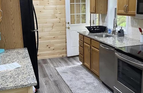 White Haven Cabina | LAKEFRONT w/HOTTUB/FIRE PIT/Arcade GAMES/5 MIN TO SKI/Sleeps 14+ Pet Friendly